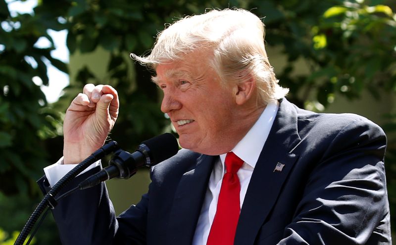 © Reuters. FILE PHOTO: U.S. President Trump refers to temperature change as he announces decision to withdraw from Paris Climate Agreement at White House in Washington