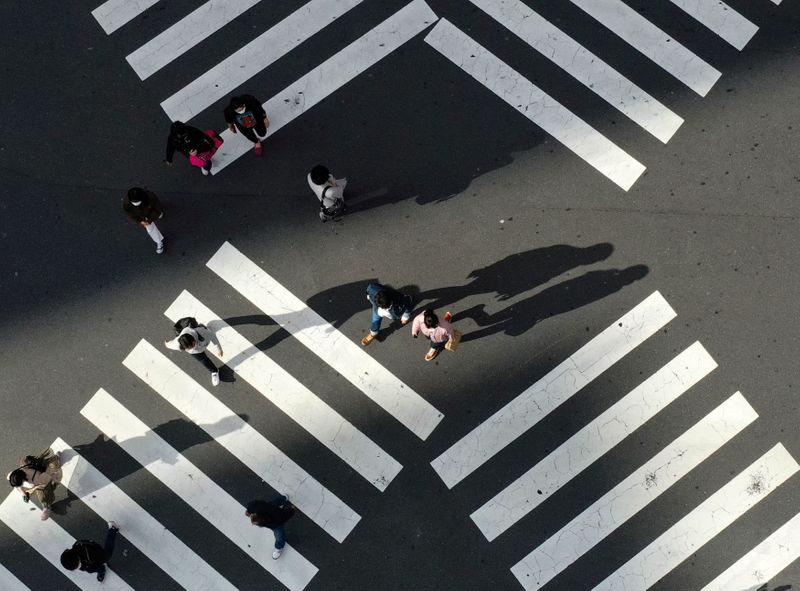 &copy; Reuters. FILE PHOTO: People cross a street in front of Shinjuku station in Tokyo