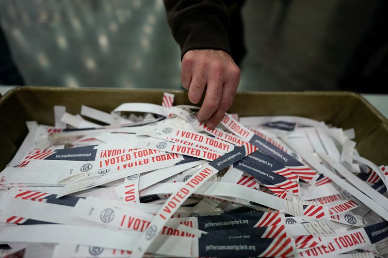 &copy; Reuters. 写真で見る米大統領選：1票投じた有権者に「投票しました」テープ