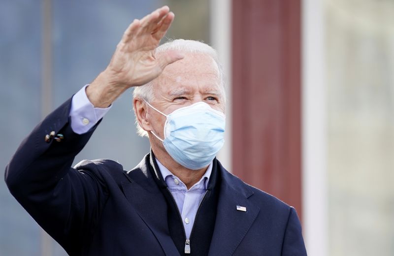 © Reuters. U.S. Democratic presidential nominee Joe Biden waves to his supporters outside of a restaurant, on Election Day in Philadelphia