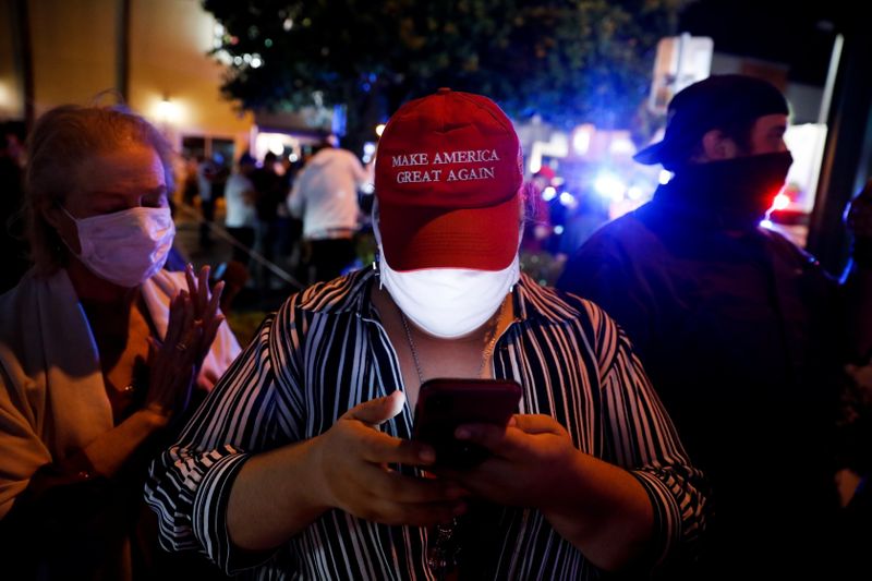 &copy; Reuters. Un seguidor del presidente de Estados Unidos, Donald Trump, espera en la calle los resultados de la elección en Miami, Florida, EEUU.
