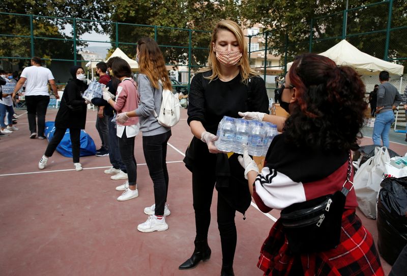 &copy; Reuters. Ayuda en alimentos y ropa para los supervivientes recogidos en una pista de baloncesto en la provincia costera de Izmir, Turquía