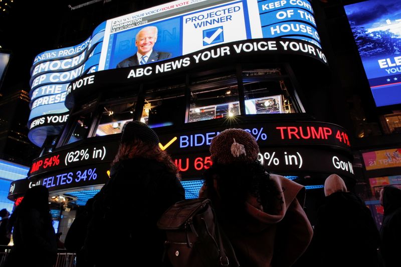 &copy; Reuters. 写真で見る米大統領選：マンハッタンで開票速報を見守る市民
