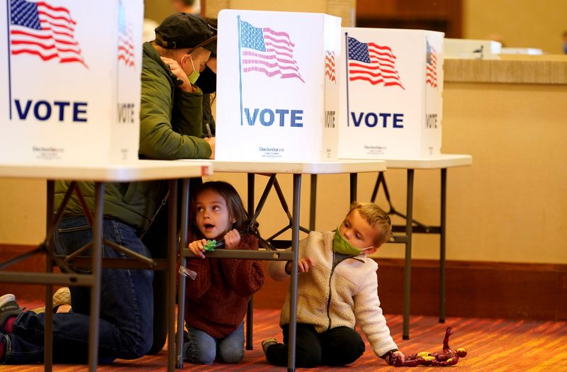 &copy; Reuters. 写真で見る米大統領選：家族連れで投票する有権者