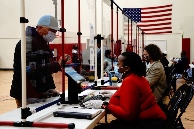 &copy; Reuters. Eleitor vota em Racine, no Estado norte-americano de Wisconsin
