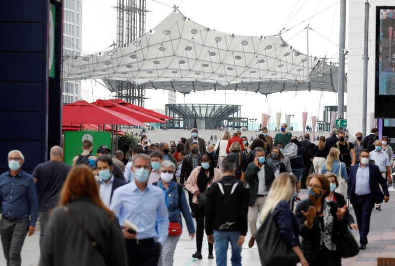 &copy; Reuters. Masked people at financial and business district of La Defense