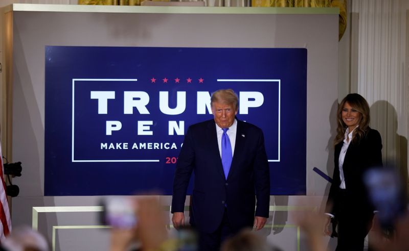 &copy; Reuters. El presidente de EEUU, Donald Trump, llega a una conferencia para referirse a los resultados preliminares de las eleccionesen la Casa Blanca. Washington, EEUU, 4 de noviembre de  2020. REUTERS/Carlos Barria