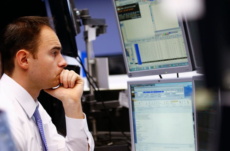 © Reuters. LES BOURSES EUROPÉENNES OUVRENT DANS LE ROUGE