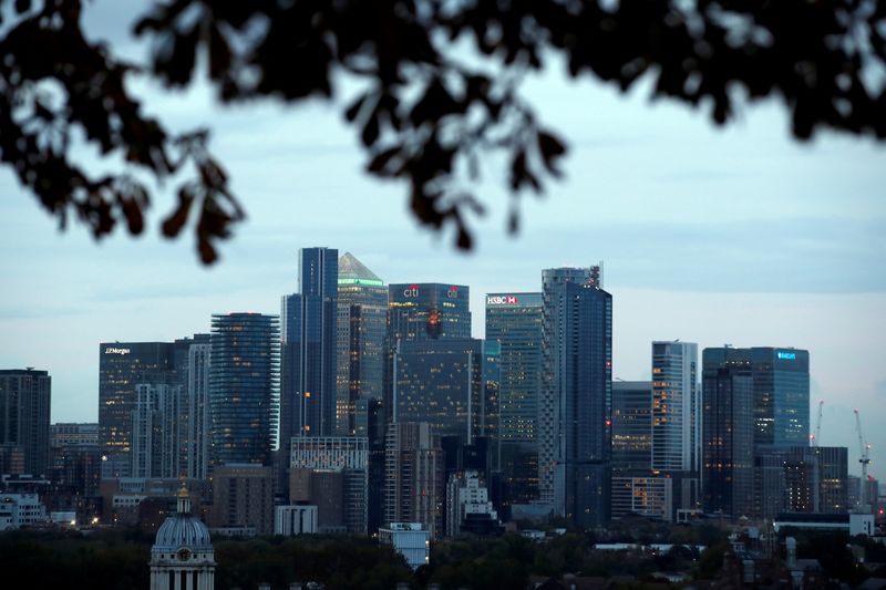 © Reuters. FILE PHOTO: Canary Wharf business district in London