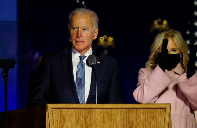 &copy; Reuters. El candidato presidencial demócrata Joe Biden después de conocer rsultados preliminares de las elecciones en Wilmington, Delaware, EEUU, 4 de noviembre de  2020. REUTERS/Mike Segar