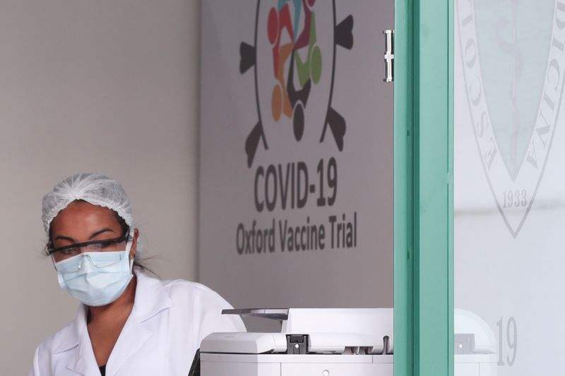 &copy; Reuters. Funcionária em local onde são realizados os testes com vacina de Oxford contra Covid-19 em São Paulo