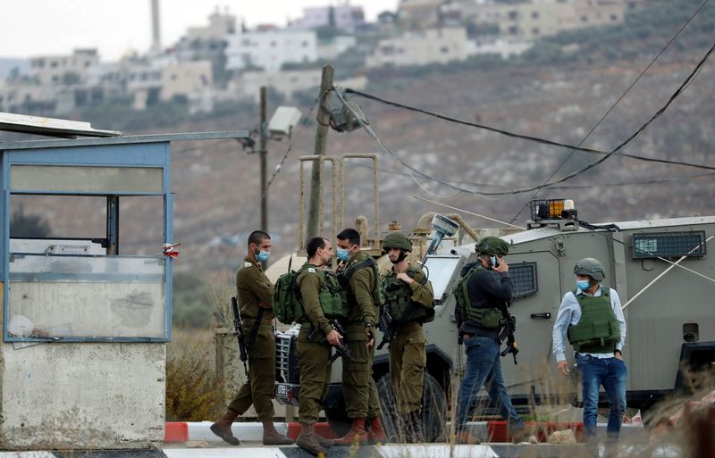 &copy; Reuters. Miembros de las fuerzas israelíes en el puesto de control cerca de Nablus, en el territorio ocupado de Cisjordania, el 4 de noviembre de 2020