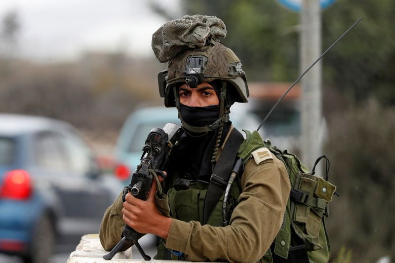 © Reuters. الجيش الإسرائيلي يقول إنه قتل رجل أمن فلسطينيا بادر بإطلاق النار