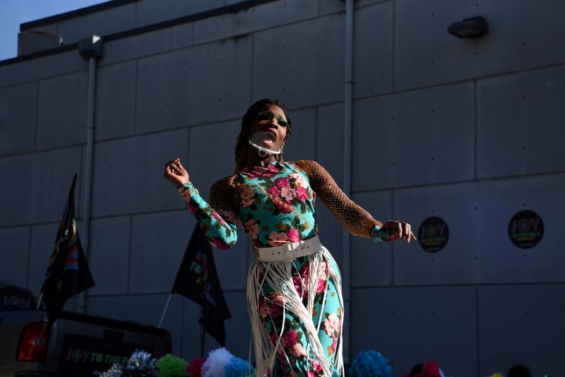 &copy; Reuters. FOTO DE ARCHIVO: Cervezas y un grupo drag queen, en el día de las elecciones en Houston