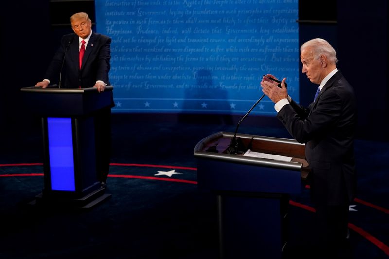 © Reuters. FOTO DE ARCHIVO: Joe Biden respondiendo una pregunta mientras el presidente Donald Trump escucha durante el segundo y último debate presidencial en Nashville