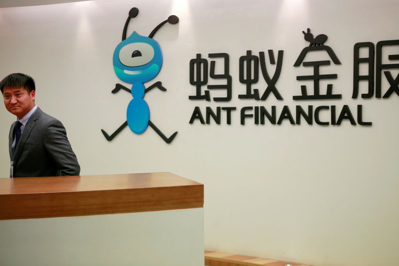 &copy; Reuters. FOTO DE ARCHIVO: Un empleado de Ant Financial Services Group junto al logo de la compañía en las oficinas corporativas de Hangzhou, en la privincia chiba de Zhejiang