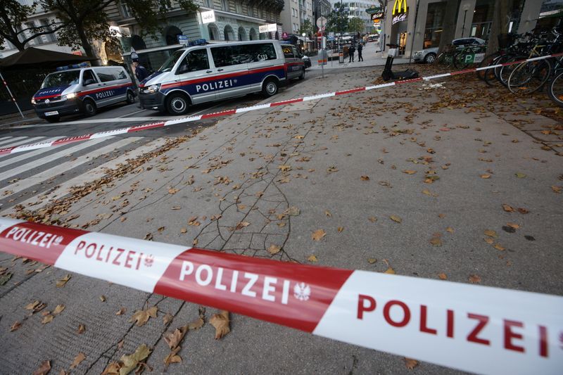 &copy; Reuters. Una zona acordonada por la policía después de un tiroteo en Viena, Austria. 3 de noviembre de 2020.