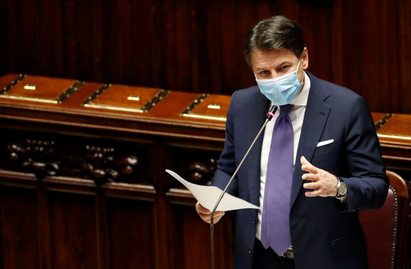 &copy; Reuters. Il primo ministro italiano Giuseppe Conte si rivolge ai membri del parlamento durante una sessione sulla pandemia