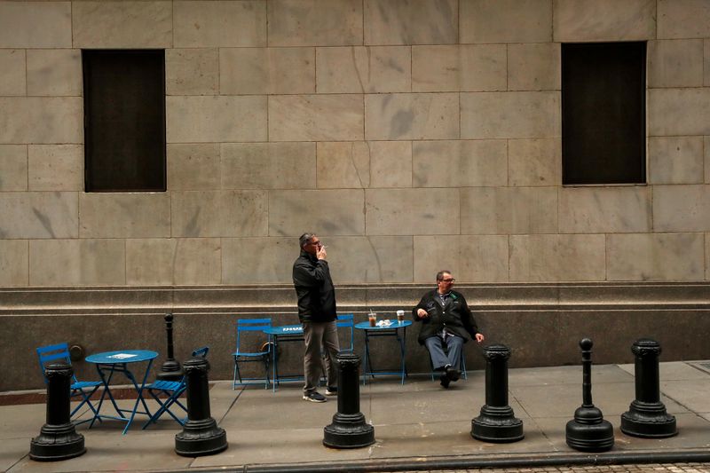 &copy; Reuters. Operadores do lado de fora da bolsa de NY