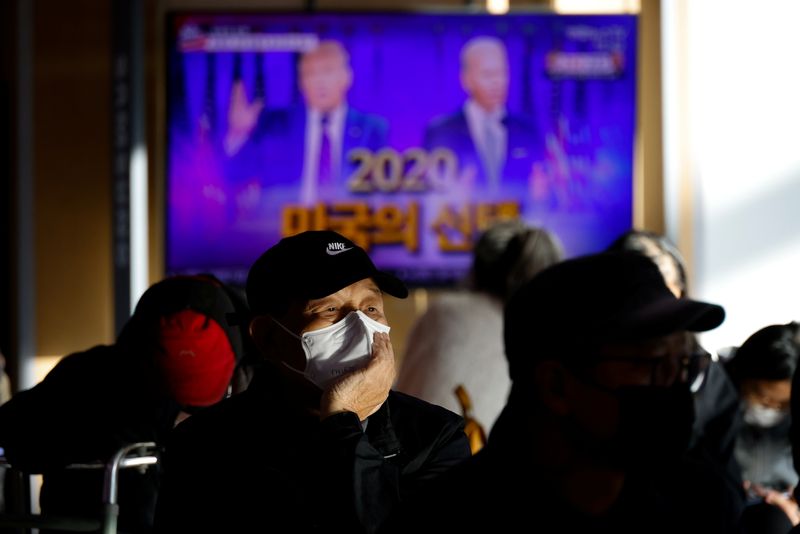 &copy; Reuters. People watch a TV broadcast on the 2020 U.S. presidential election in Seoul