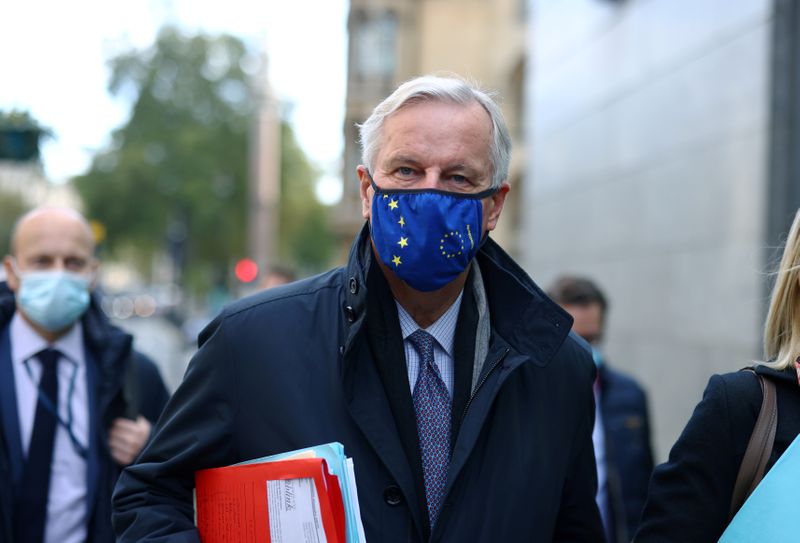 &copy; Reuters. FILE PHOTO: European Union&apos;s Brexit negotiator Michel Barnier walks at Westminster in London