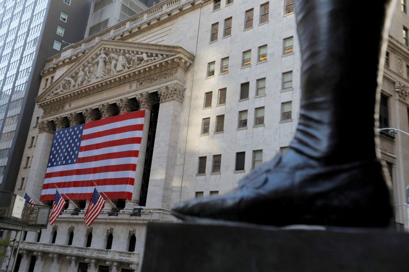 © Reuters. The boot on the statue of former U.S. President George Washington is seen across the New York Stock Exchange (NYSE) following Election Day in Manhattan, New York City