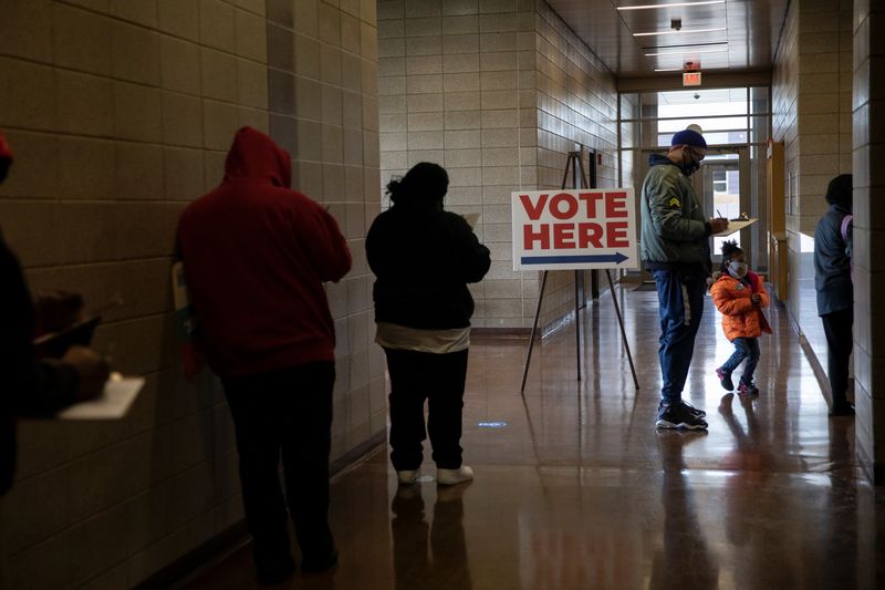 &copy; Reuters. IMAGEN DE ARCHIVO. Peronas hacen fila para votar anticipadamente en las elecciones presidenciales en Detroit, Michigan, EEUU