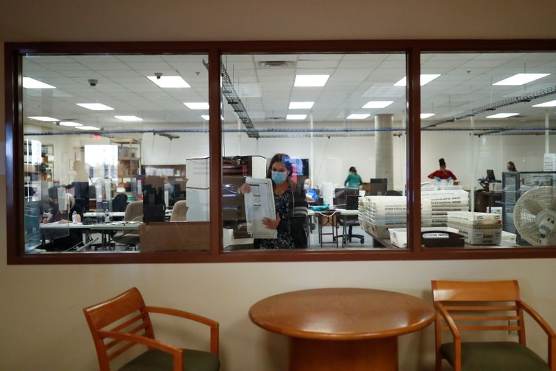 © Reuters. Employees work at the Maricopa County Elections ballot processing center in Phoenix