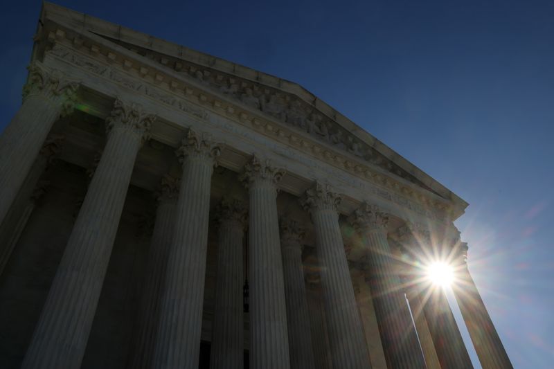 &copy; Reuters. The sun rises behind the U.S. Supreme Court building the day after Election Day in Washington