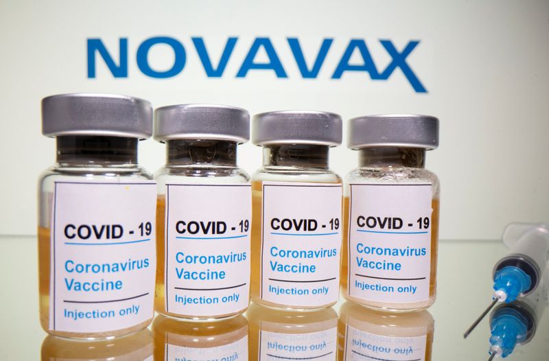 &copy; Reuters. FILE PHOTO: Vials and medical syringe are seen in front of Novavax logo in this illustration