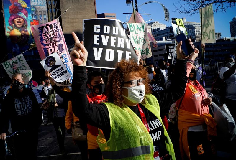 &copy; Reuters. Manifestantes participam de ato a favor da contagem justa de votos na eleição presidencial de 2020, na Filadélfia