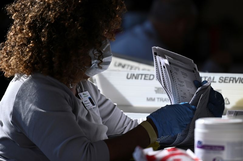 © Reuters. Employees of the Fulton County Board of Registration and Elections process ballots in Atlanta