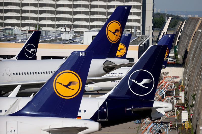 &copy; Reuters. FILE PHOTO: Lufthansa planes are seen parked on the tarmac of Frankfurt Airport