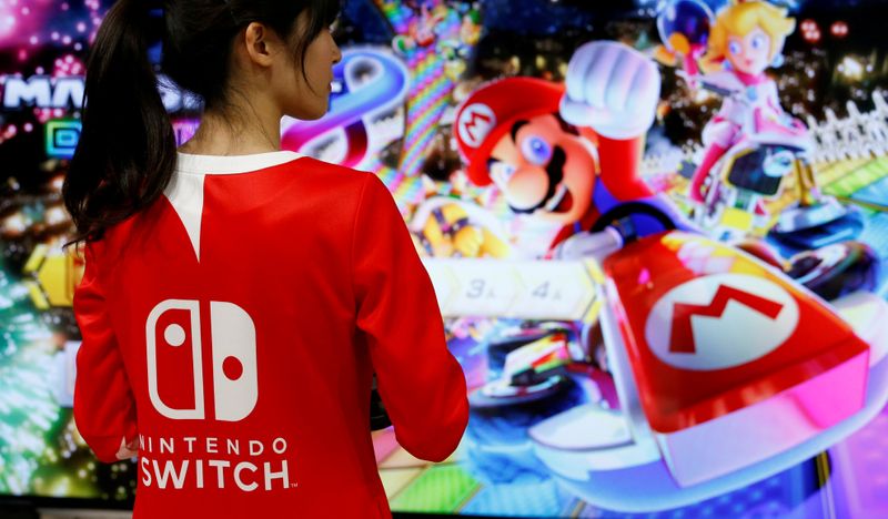 &copy; Reuters. FILE PHOTO: An event employee of Nintendo attends the presentation ceremony for the Switch game console in 2017