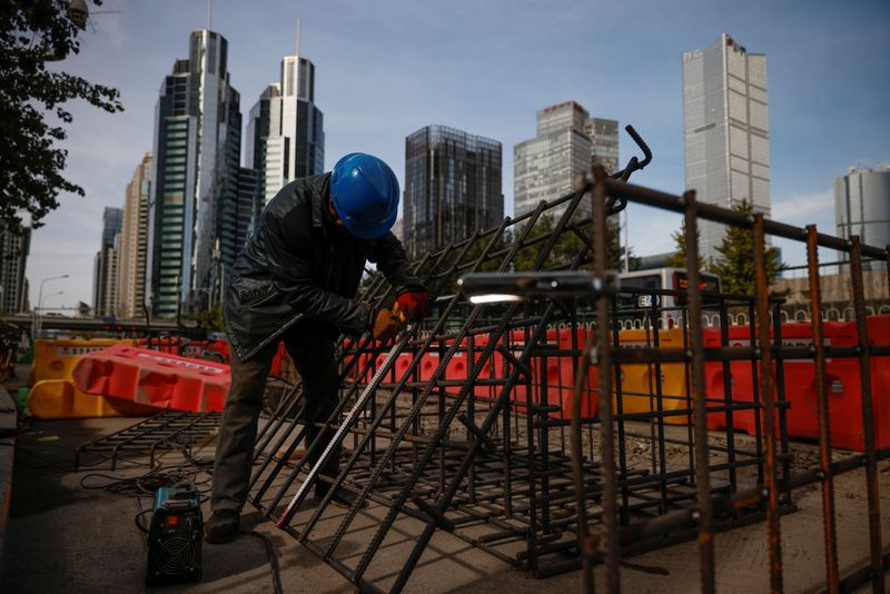 &copy; Reuters. Workers prepares an iron grid for welding at a construction site in the Central Business District (CBD) following an outbreak of the coronavirus disease (COVID-19) in Beijing
