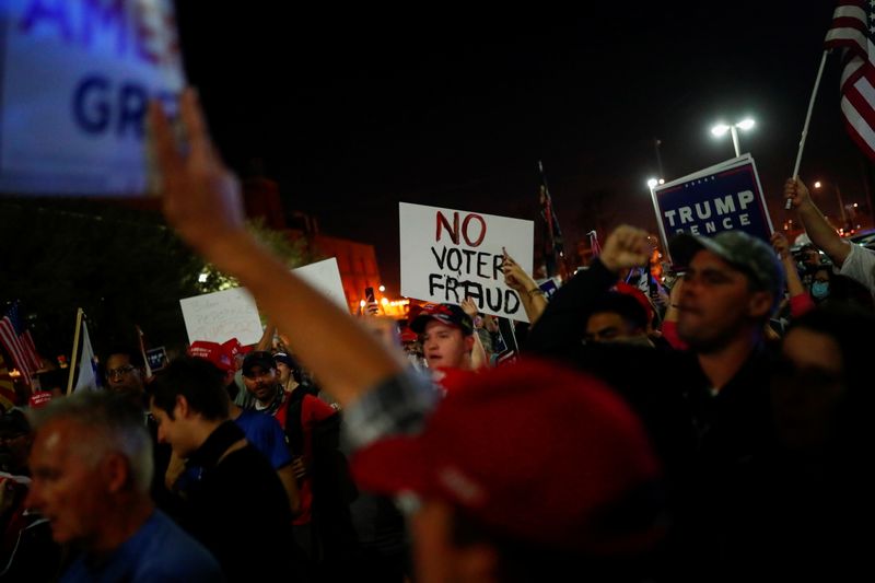 &copy; Reuters. أنصار ترامب يحتجون خارج مركز اقتراع في أريزونا
