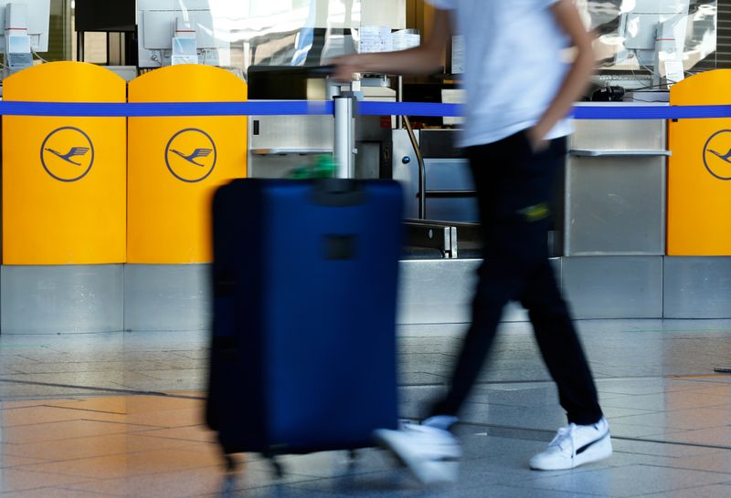 © Reuters. LUFTHANSA PRÉVOIT DE NOUVELLES CHARGES DE RESTRUCTURATION AU 4E TRIMESTRE