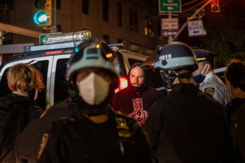 &copy; Reuters. Policias perto de homem detido durante manifestação em Nova York