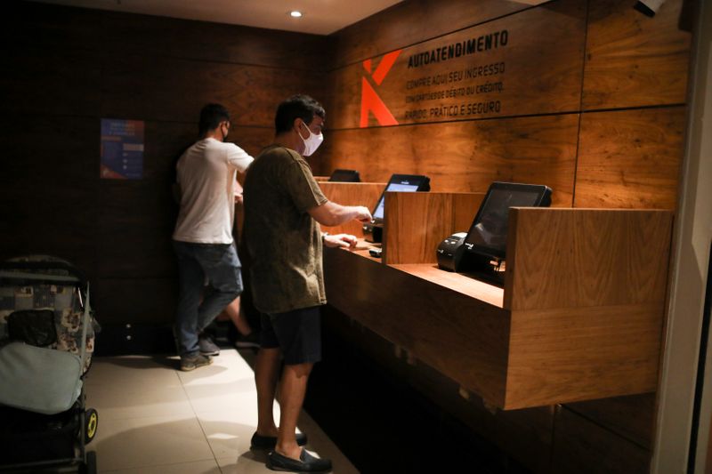 &copy; Reuters. Pessoas compram ingresso na reabertura de cinemas no Rio de Janeiro