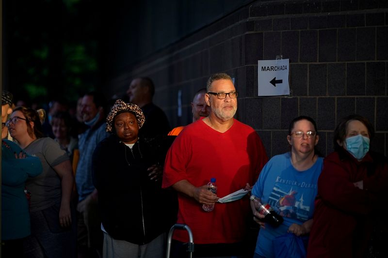 © Reuters. FILE PHOTO: People line up outside Kentucky Career Center in Frankfort