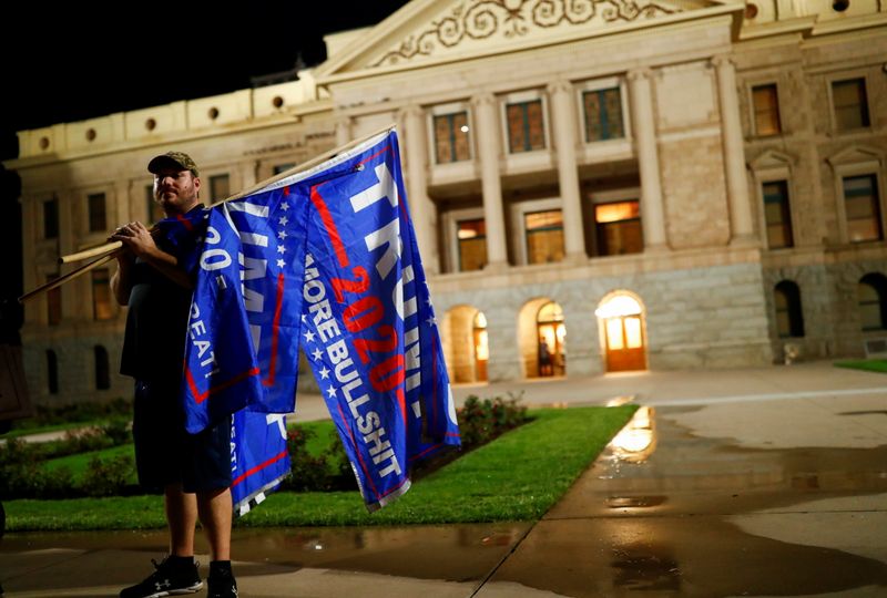 &copy; Reuters. Apoiador do presidente dos EUA, Donald Trump, em Phoenix, Arizona