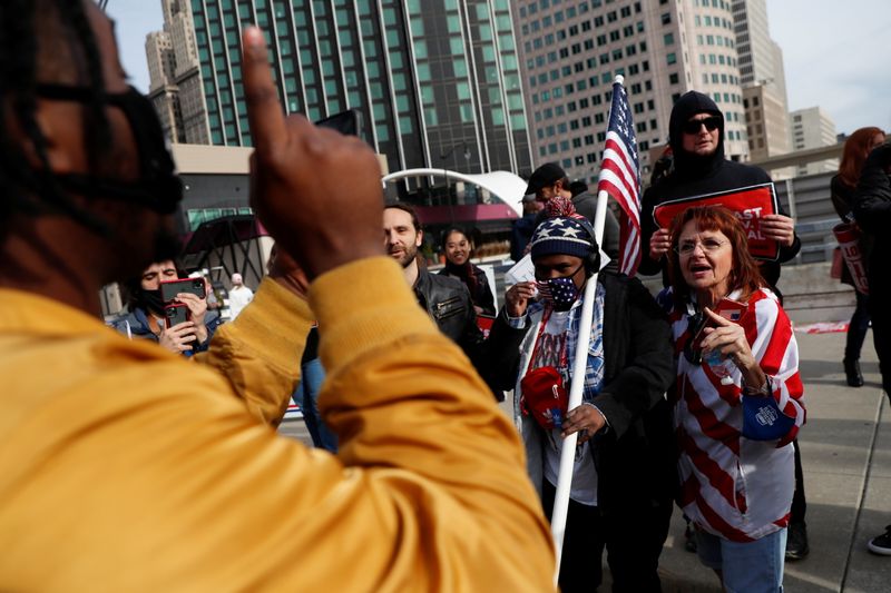 &copy; Reuters. Homem discute com apoiadores de Trump em Detroit, no Michigan