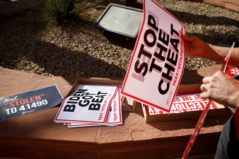 © Reuters. Protest following the 2020 U.S. presidential election, in Phoenix