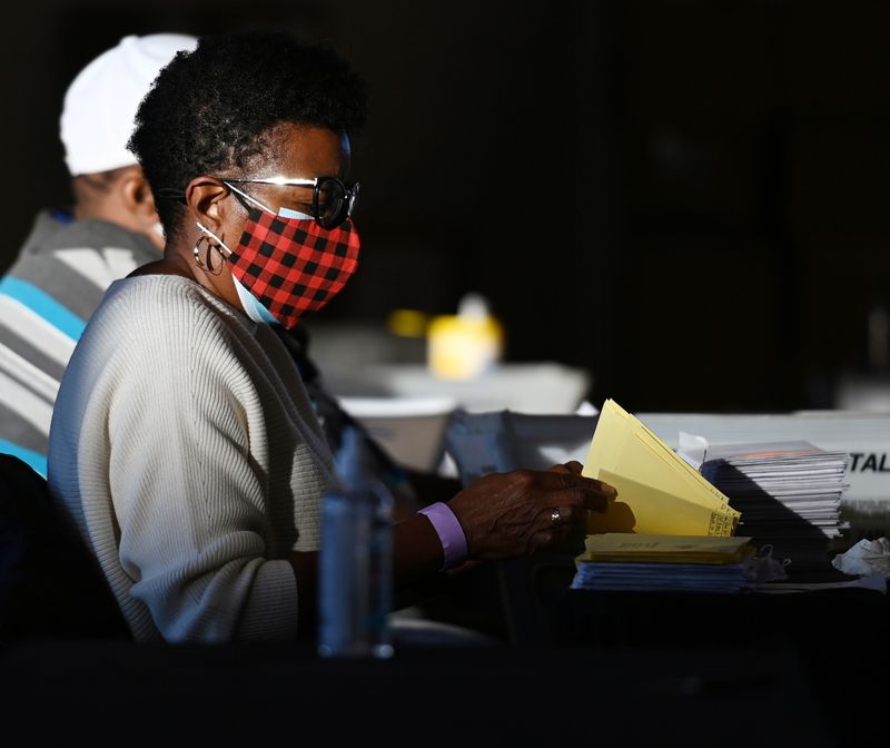 © Reuters. Employees of the Fulton County Board of Registration and Elections process ballots in Atlanta