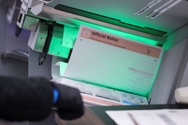 © Reuters. A person counts postal ballots following the 2020 U.S. presidential election, in Downey, near Los Angeles