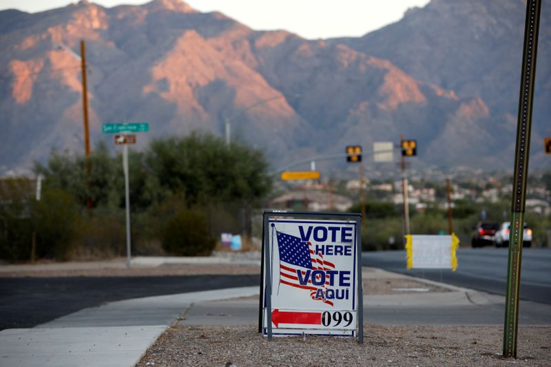 © Reuters. FILE PHOTO: Election Day in Tucson, Arizona