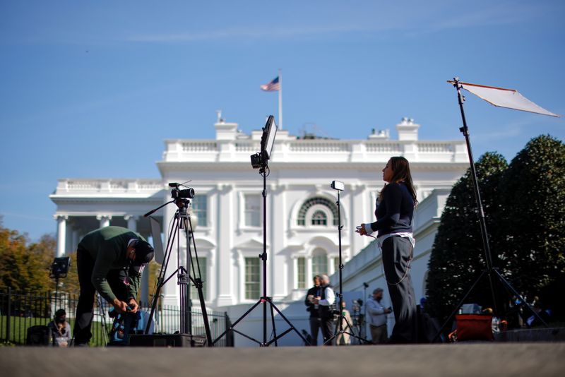 &copy; Reuters. Journalists continue to wait for news on the final results of the 2020 U.S. presidential election at the White House in Washington