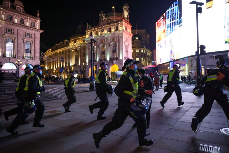 © Reuters. Protestors from the Million Mask March and anti lockdown protesters demonstrate in London