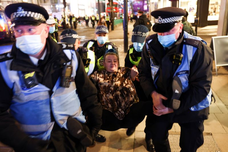 &copy; Reuters. 英警察、コロナ対策の外出制限違反でロンドン市民104人を逮捕