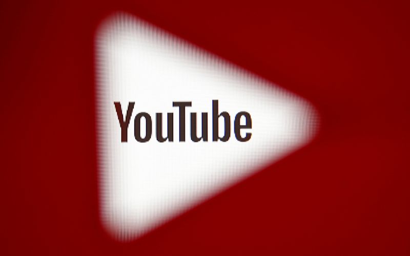 &copy; Reuters. FILE PHOTO: A 3D-printed YouTube icon is seen in front of a displayed YouTube logo in this illustration